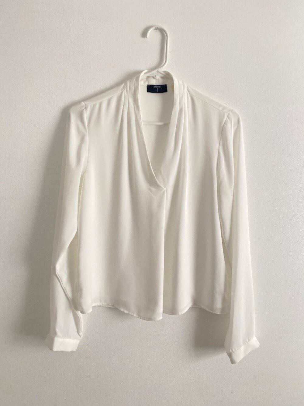 Tahari White Professional Blouse Size XS V-Neck Lightweight Polyester